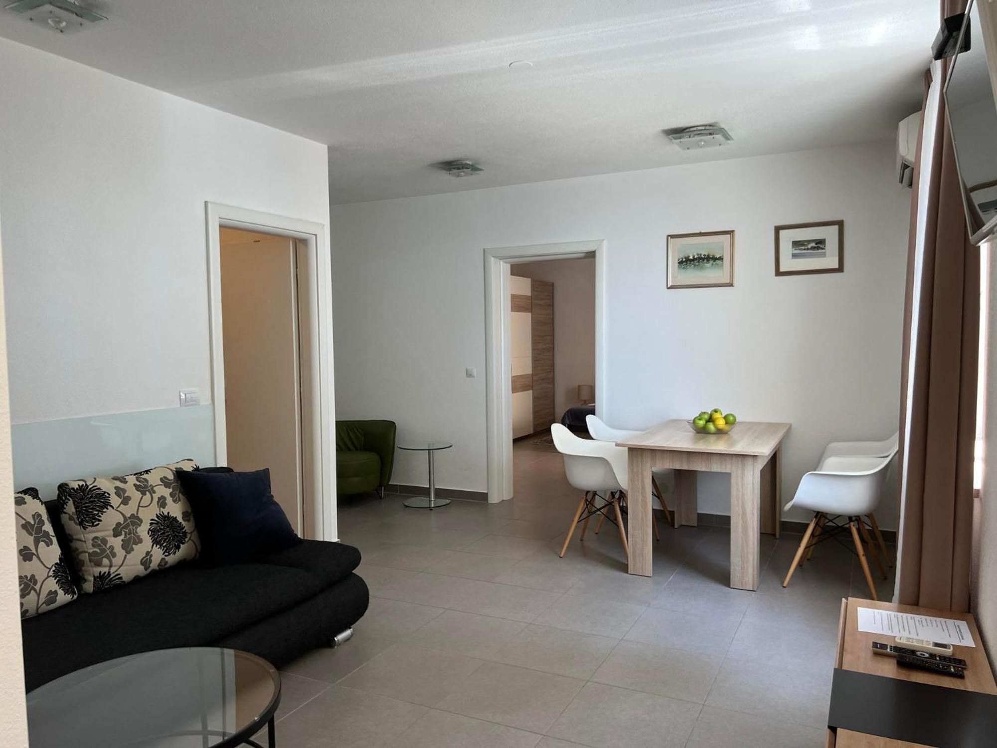 Apartments Domani 오미스 외부 사진
