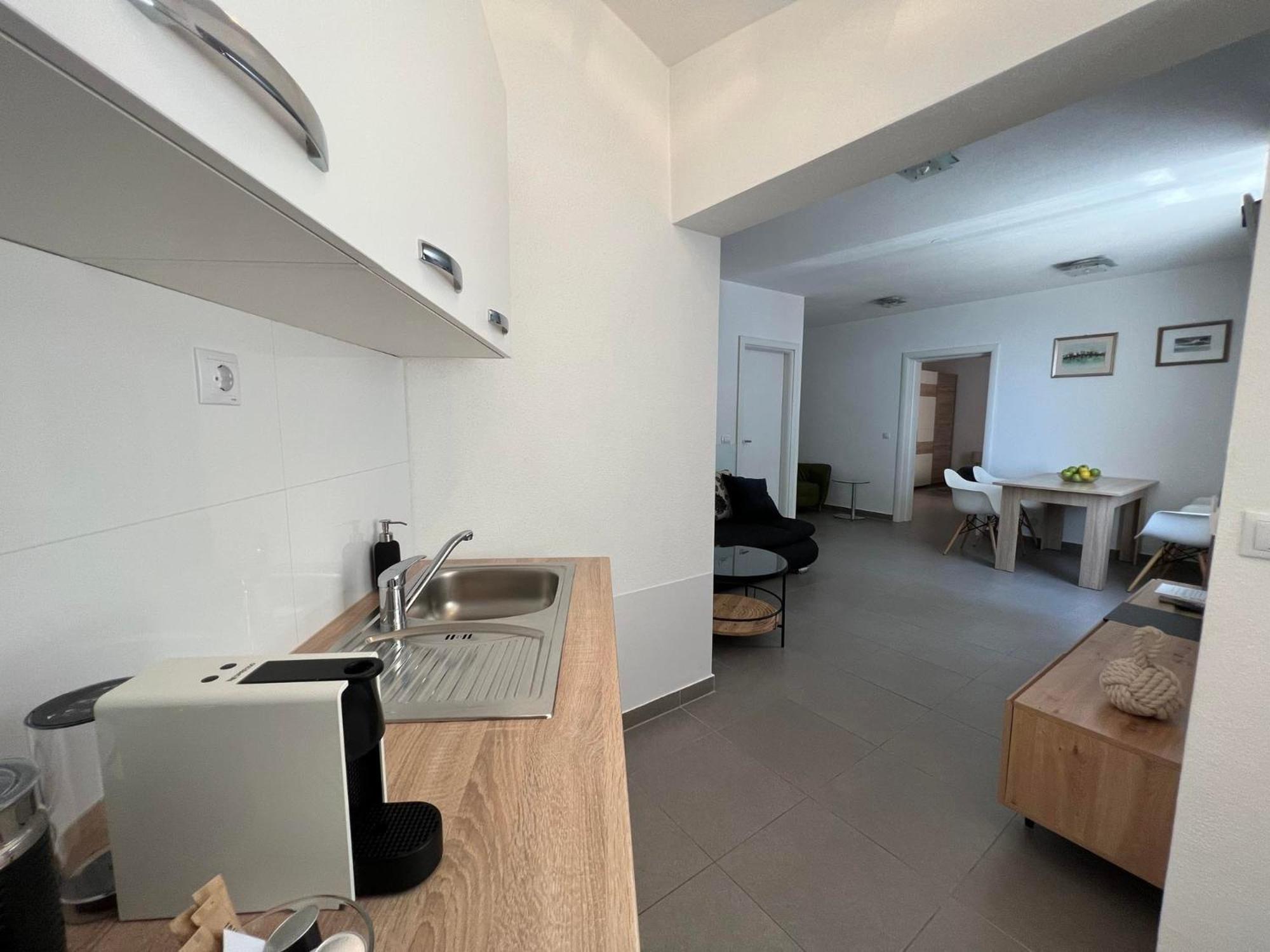 Apartments Domani 오미스 외부 사진